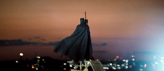 Logo após vemos um Batman vigilante, no topo de uma torre, com um rifle olhando a cidade.